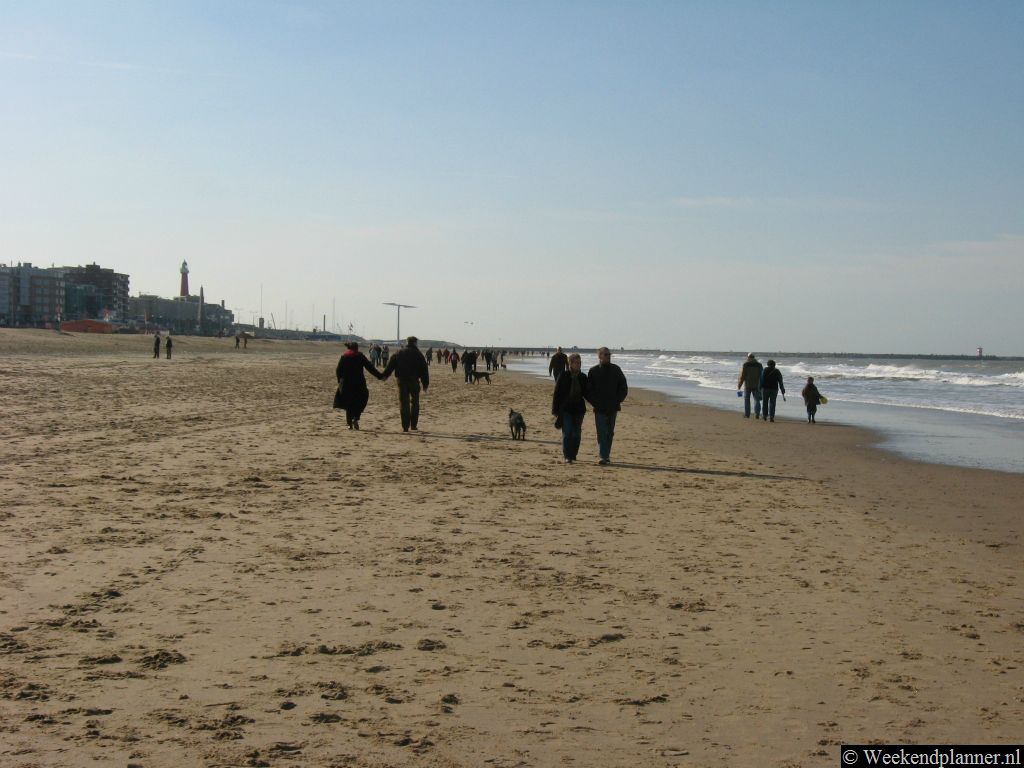Uitwaaien op het strand van Scheveningen Bad.   Het strand van Scheveningen.